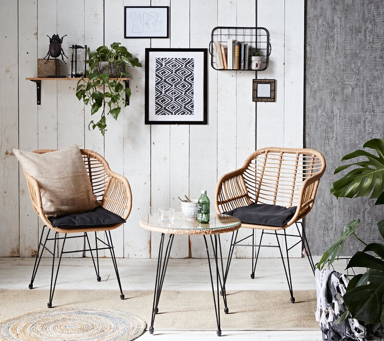 lauko baldų komplektas iš dviejų kėdžiųstaliuko, šviesiai rudos spalvos, pintas