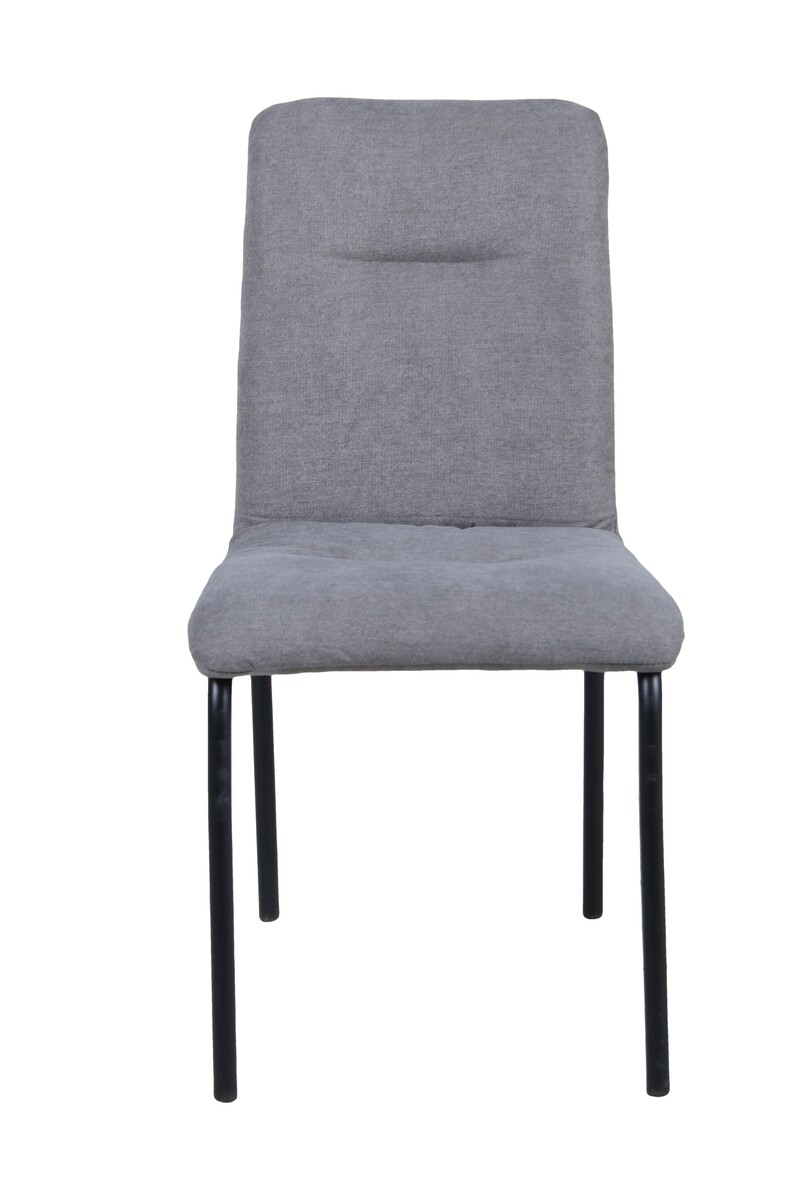 minkšta kėdė, juodomis metalinėmis kojelėmis, skandinaviško stiliaus