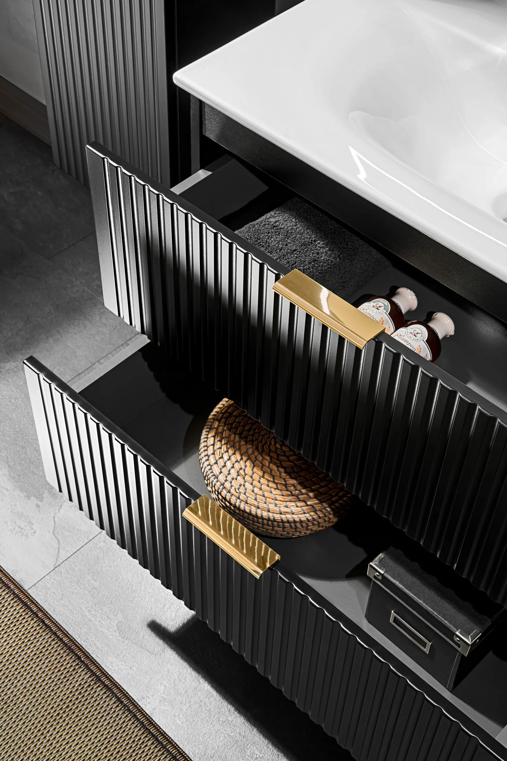 Pakabinama vonios spintelė su praustuvu 826A ADELO NERO