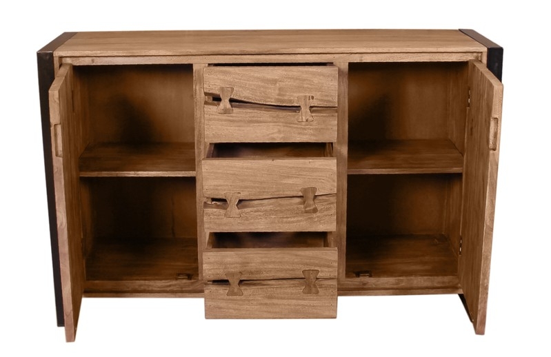 medžio spalvos komoda, trijų stalčių, su durelėm