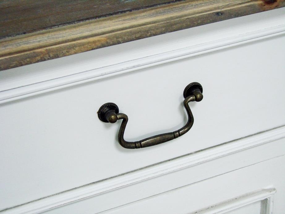 kreminės spalvos vitrina, medinėm kojelėm, didelė