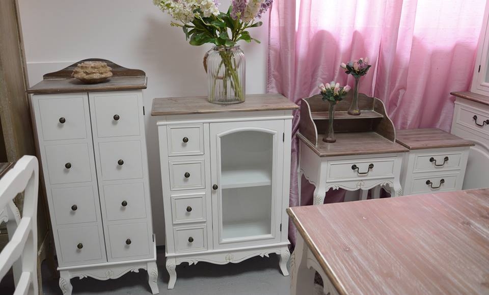 baltos spalvos vitrina, senovinio dizaino, retro