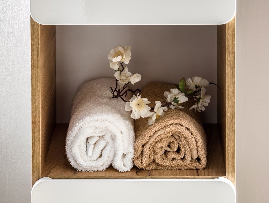 Kokybiška pakabinama vonios spintelė, "softclose" tylaus uždarymo sistema, graži